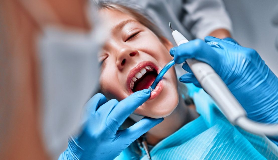 dentista con paciente niño